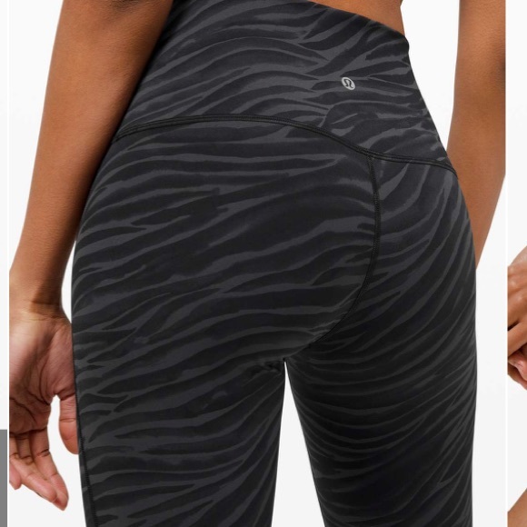 Like New Lululemon Wunder Under High-Rise Crop Scallop - Picture 2 of 13